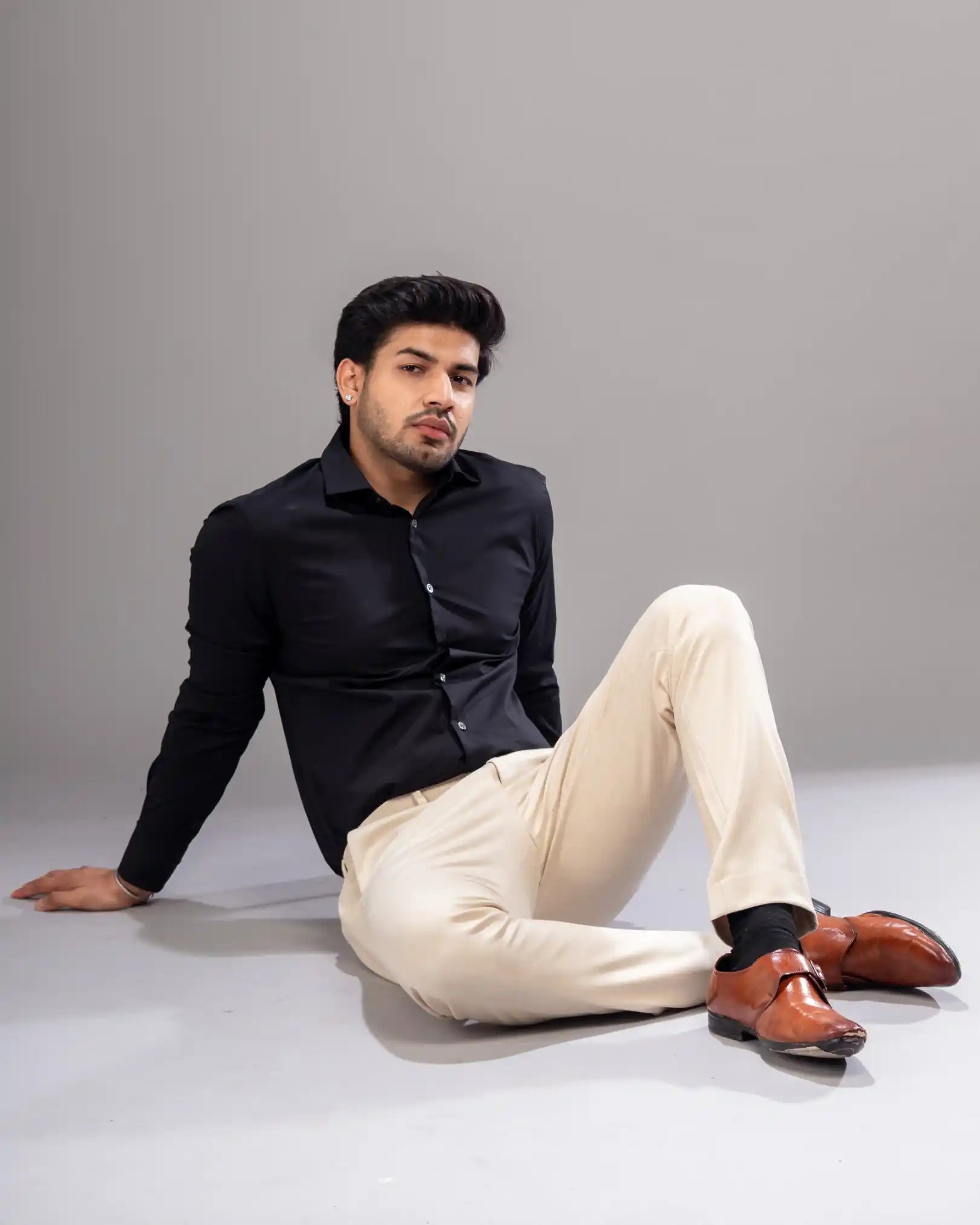Men’s premium Cream Truefit all day pants - lifestyle view