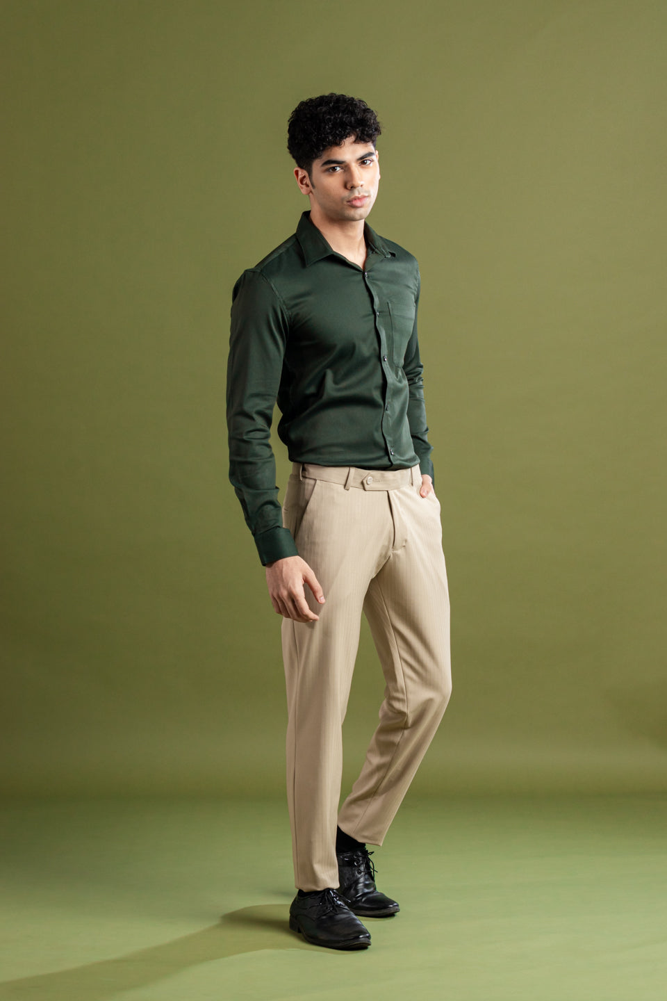 Soft Khaki Soft Lining Flexiwaist Pant – Lifestyle view
