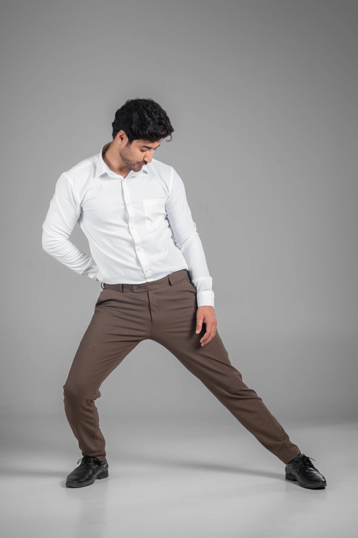 Walnut Brown Soft Lining Flexiwaist Pant – Lifestyle view