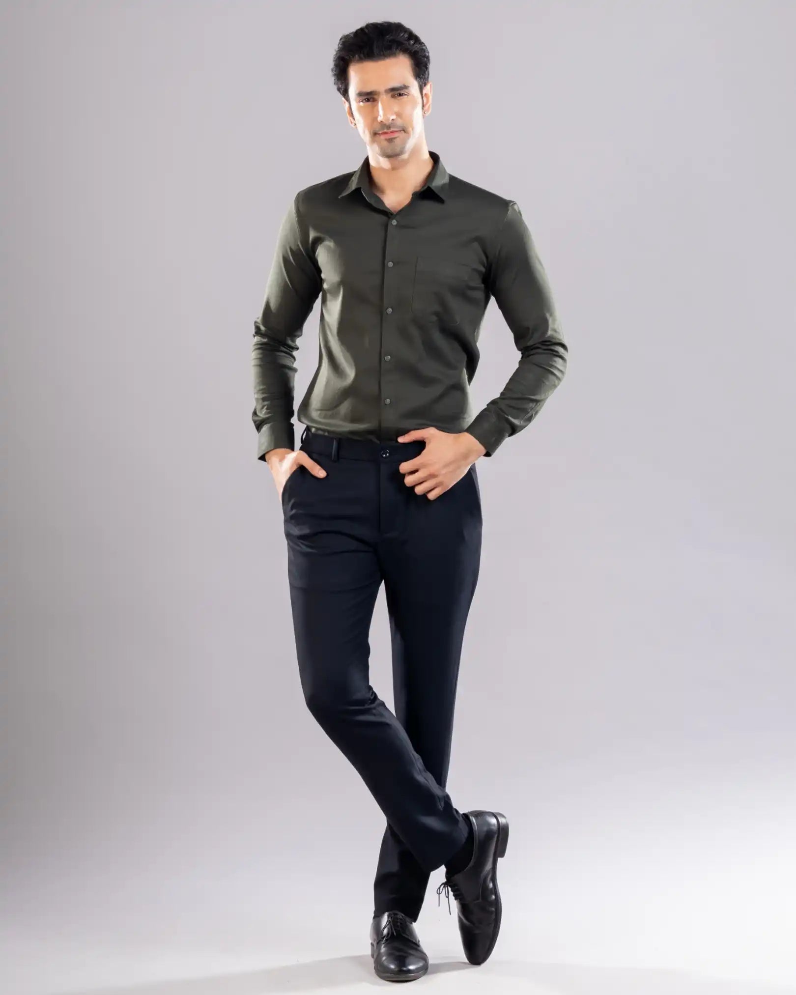 Men’s premium Navy Blue Truefit all day pants - lifestyle view