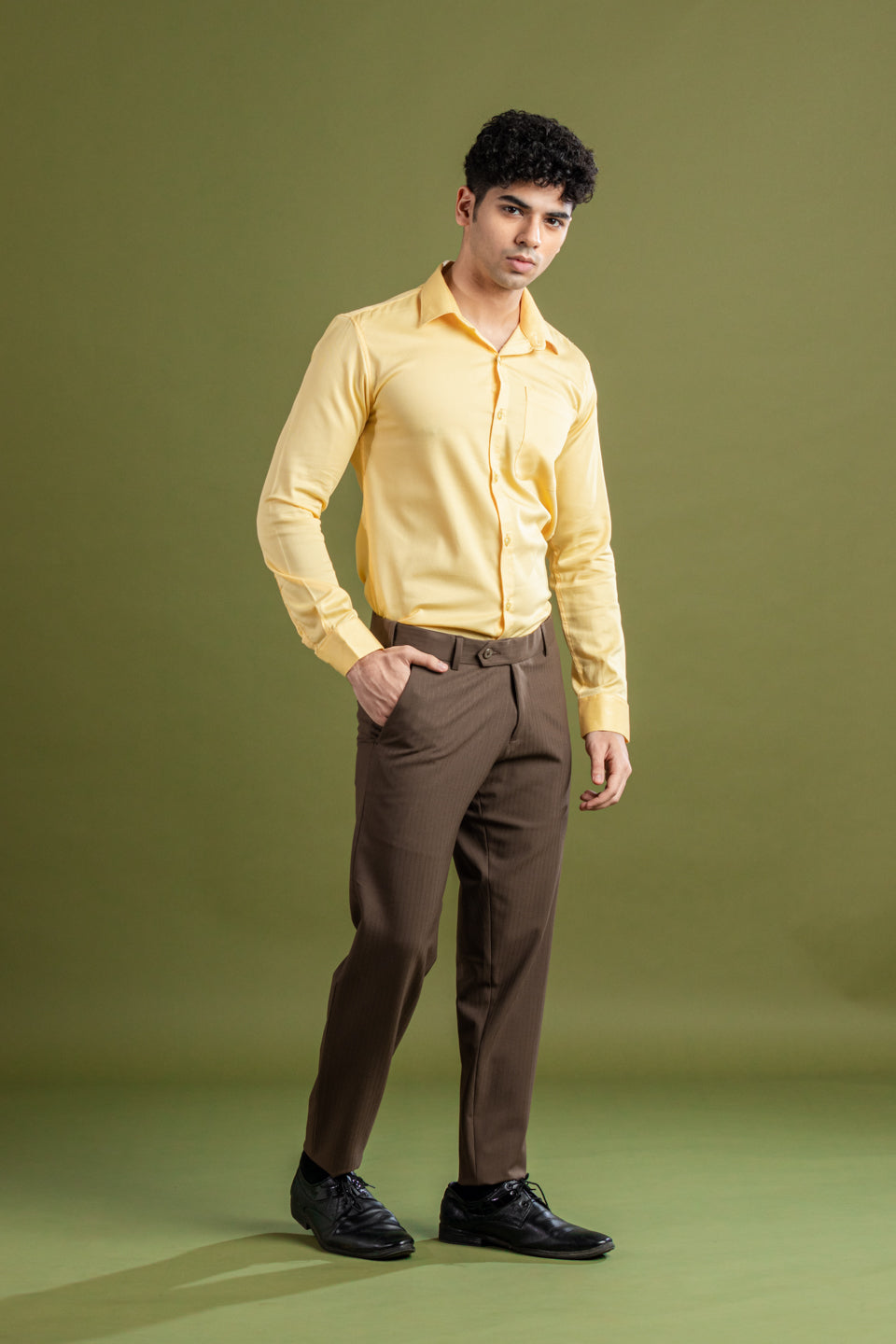 Walnut Brown Soft Lining Flexiwaist Pant – Lifestyle view