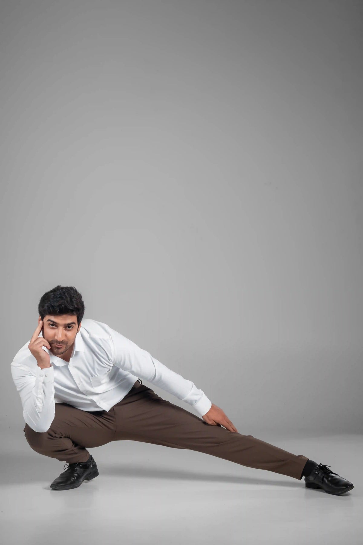 Walnut Brown Soft Lining Flexiwaist Pant – Lifestyle view