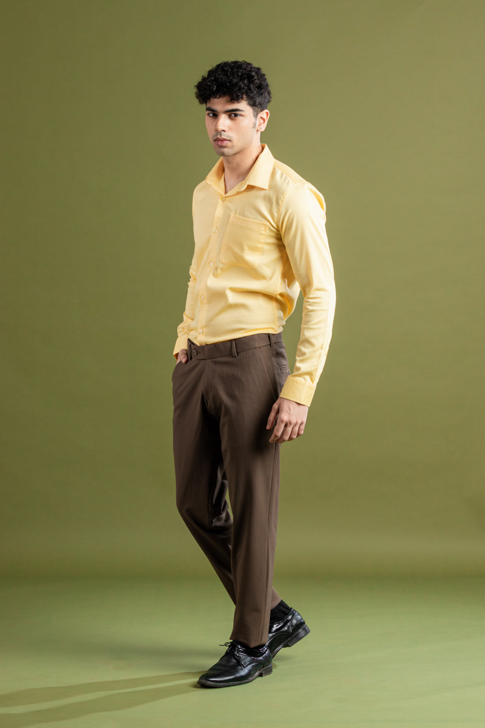 Walnut Brown Soft Lining Flexiwaist Pant – Lifestyle view